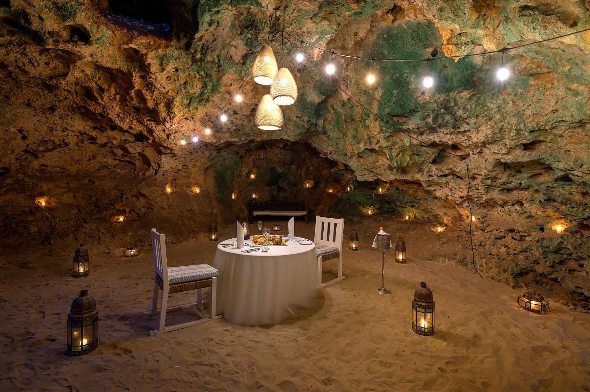 Diamonds Leisure Beach & Golf Resort Diani Beach Esterno foto The Cave Restaurant